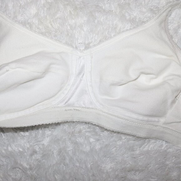 Jadee 34B bra has inserts/pockets but no pads to go with it white color 3/2016 - Picture 5 of 6